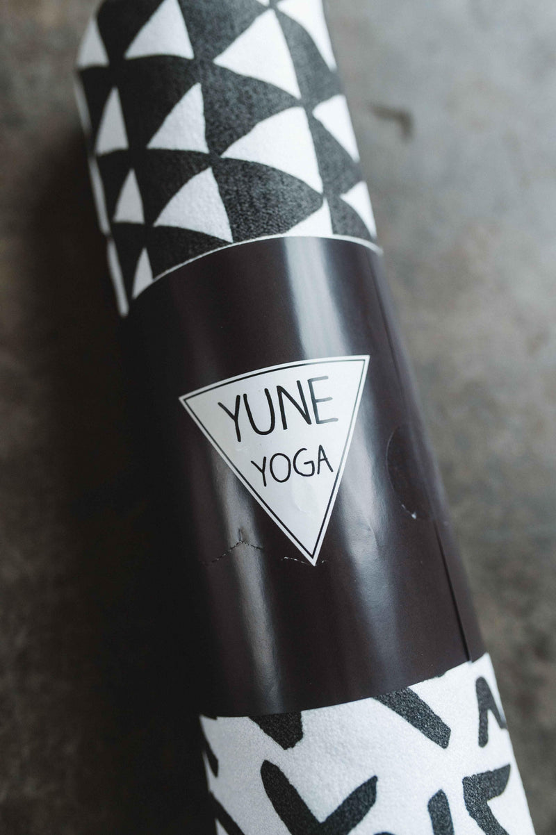 Load image into Gallery viewer, Yune Yoga - Yoga Towel | Non Slip Silicon Nubs | Absorbent Microfiber | White Black | Yune Yoga | The Jagger