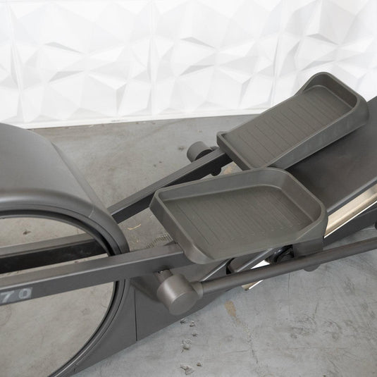 Muscle D Fitness - Commercial Elliptical Trainer - LED Screen - Cardio Machine - Standalone