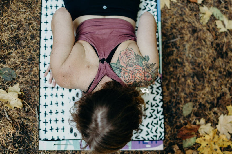 Load image into Gallery viewer, Yoga Towel | Non Slip Silicon Nubs | Absorbent Microfiber | White Black | Yune Yoga | The Jagger
