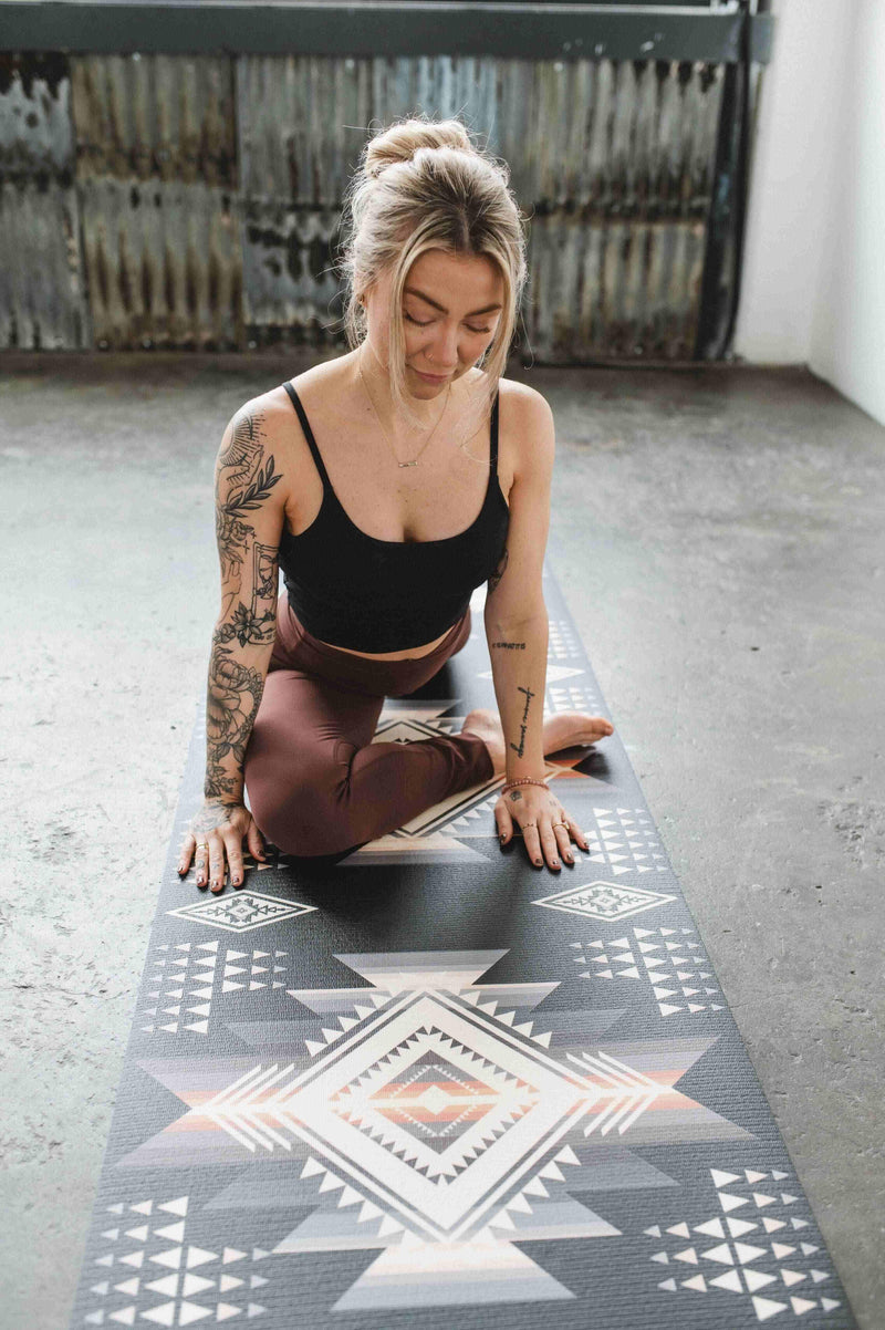 Load image into Gallery viewer, Yune Yoga - Buffalo Hills Shadow 6mm Yoga Mat
