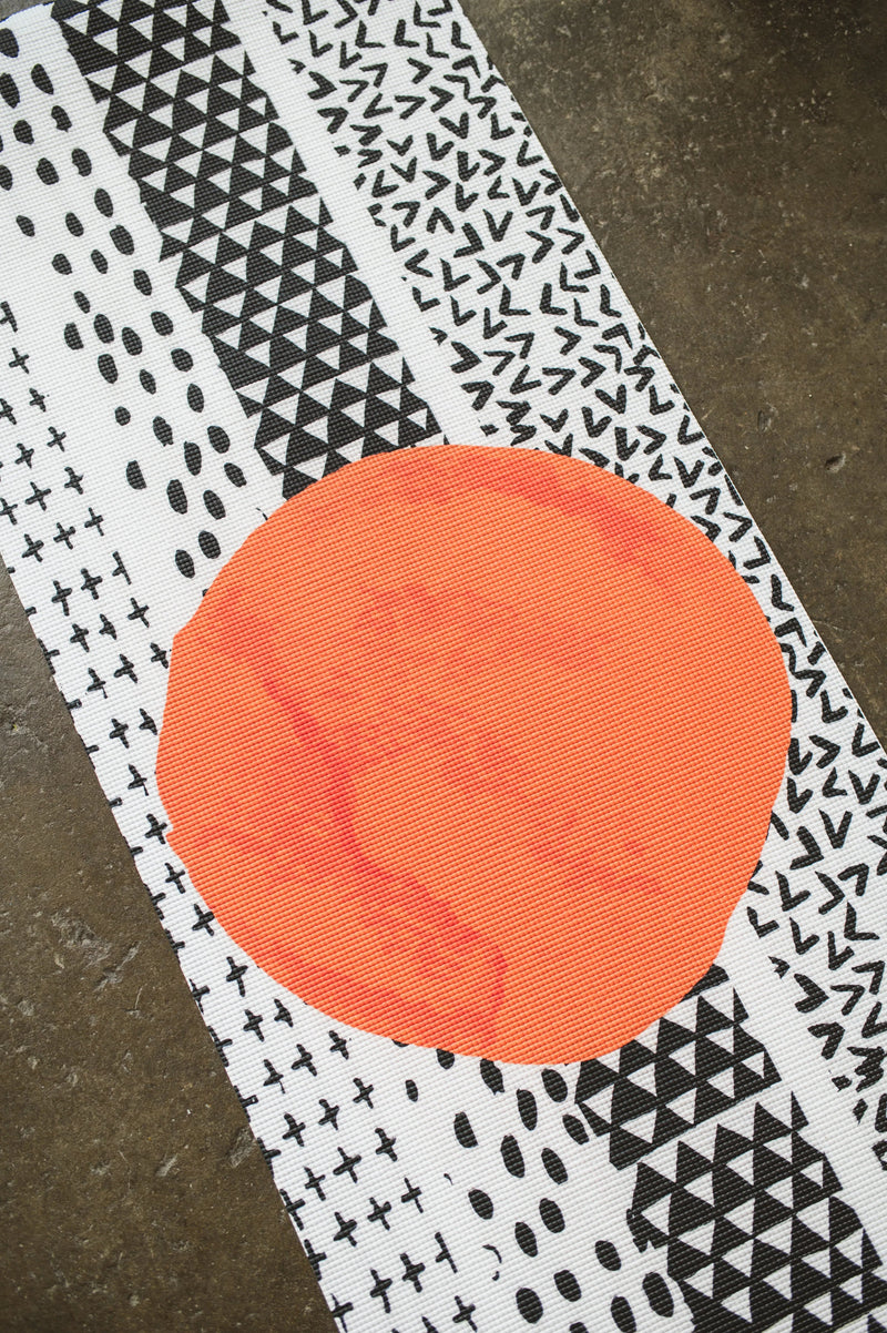Load image into Gallery viewer, Yune Yoga - Yoga Mat | 6mm Thick | Black White | Non-Slip | Eco Friendly | Yune Yoga | Bowie
