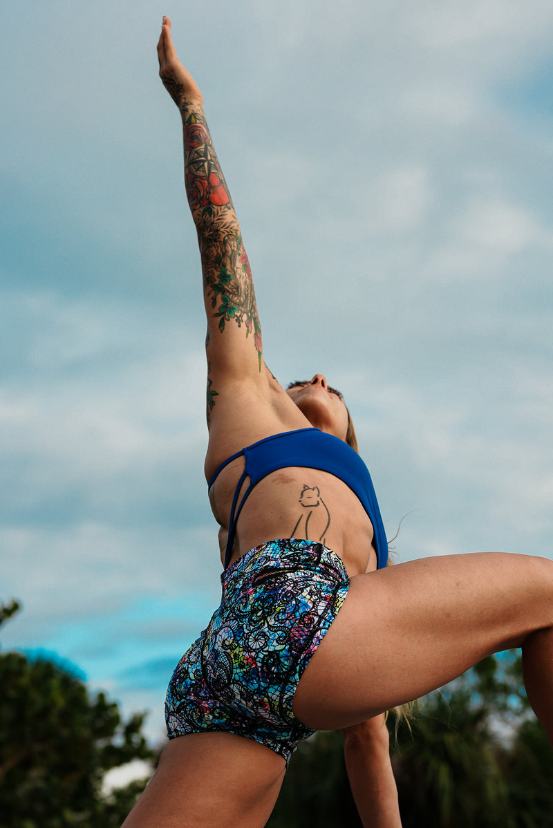 Load image into Gallery viewer, Peachy Athletic - Lumi Lace Squat-Proof Gym Shorts
