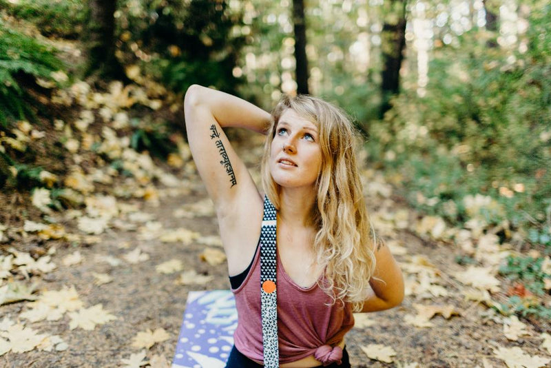 Load image into Gallery viewer, Yune Yoga - Yoga Strap | Stretching Strap | Metal Buckles | Black White | Yune Yoga | The Bowie
