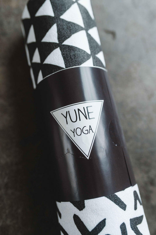 Yune Yoga - Yoga Towel | Non Slip Silicon Nubs | Absorbent Microfiber | White Black | Yune Yoga | The Jagger